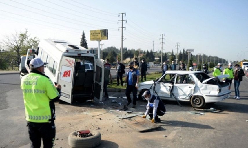 Minibüs ile Otomobil Çarpıştı: 1 Ölü, 1 Yaralı