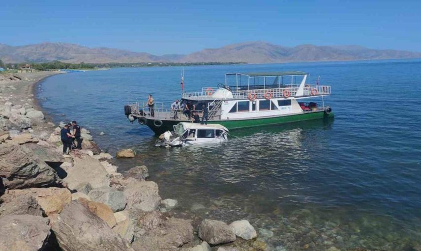 Minibüs Van Gölü’ne uçtu: Dalgıçlar suda kalan var mı diye arama yaptı