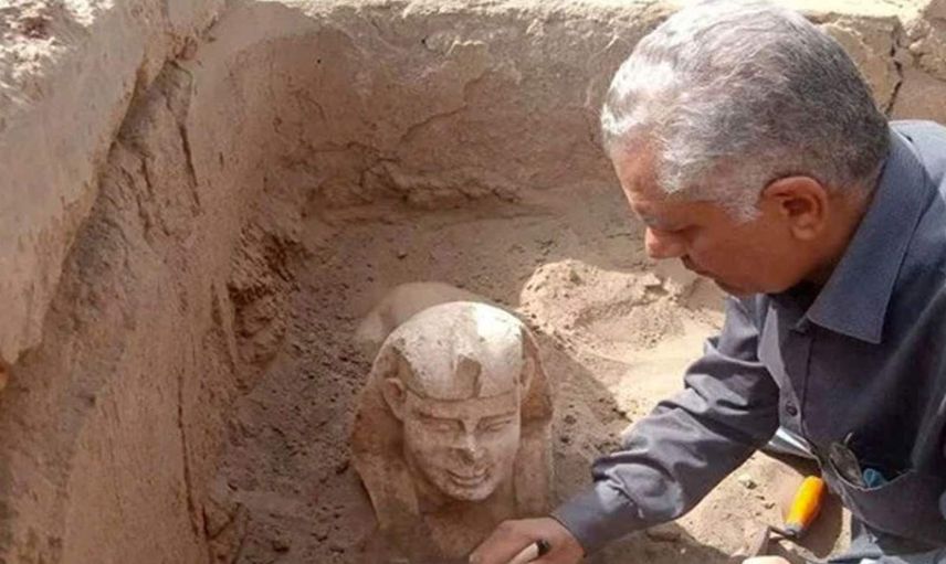 Mısır’da gülümseyen sfenks keşfedildi: Kime ait olduğu belli oldu