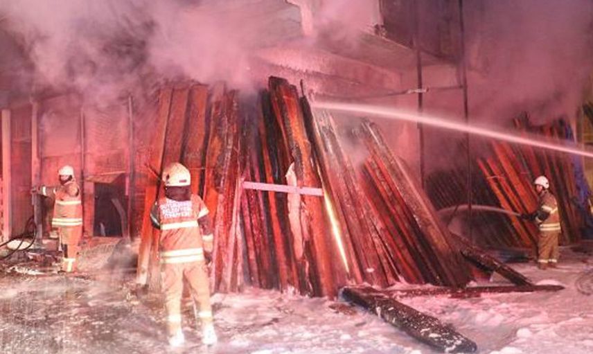 Mobilya Atölyesinde Çıkan Yangın Hasara Neden Oldu