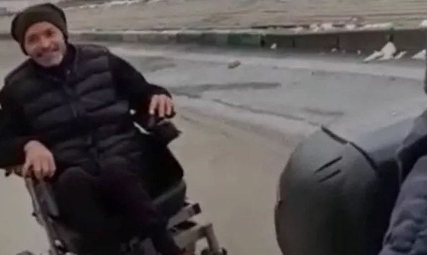 Motokuryeden Duygulandıran Hareket! Aküsü Bittiği İçin Yolda Kalan Engelli Vatandaşa Yardım Etti