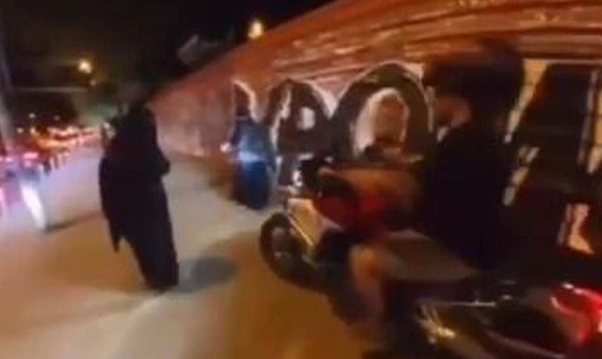 Motorsikletini çarşaflı kadınların üzerine sürdü: Onların ülkemde olması suç