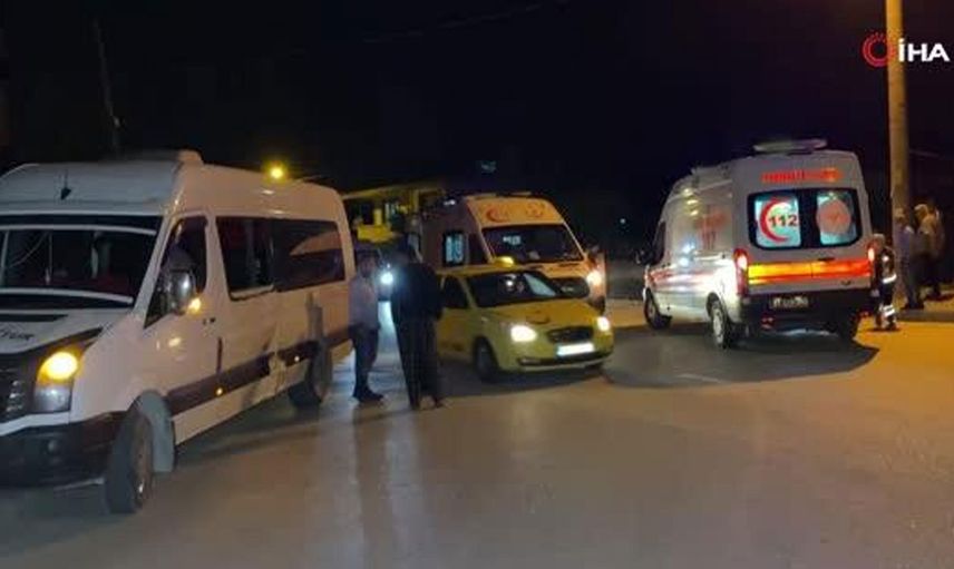 Motosiklet İle Minibüs Kafa Kafaya Çarpıştı: 2 yaralı