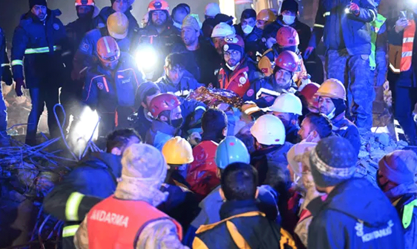 Mucize kurtuluş: 212 saat sonra enkazdan sağ çıkarıldı