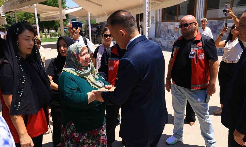 Muğla valisi akbıyık, şehit babasını son yolculuğuna uğurladı
