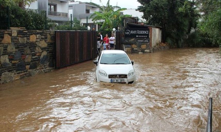 Muğla’da Devam Eden Sağanak Yağış Yolları Kapadı