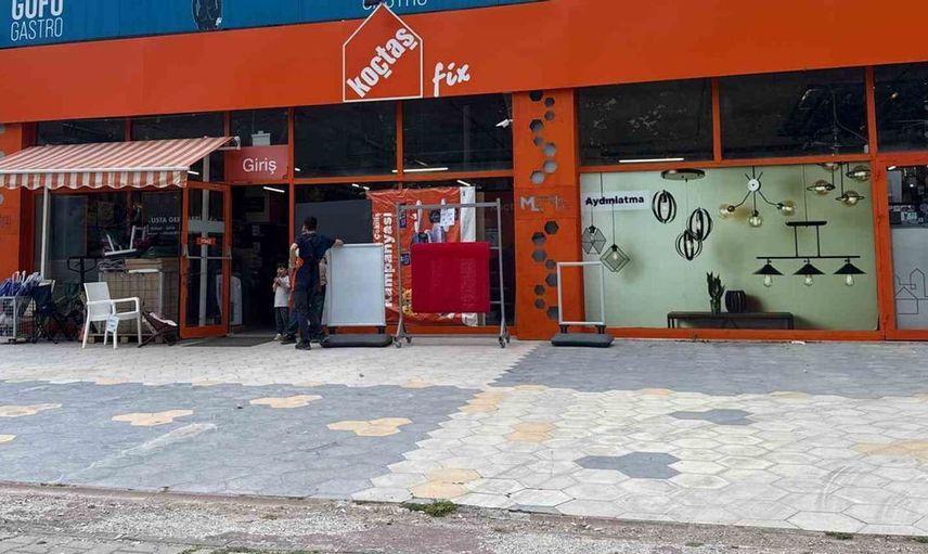 Muğla'da Koçtaş Mağazasına Taşlı Saldırı