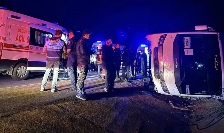 Muğla’da öğrencileri taşıyan otobüs şarampole devrildi: 25 yaralı var