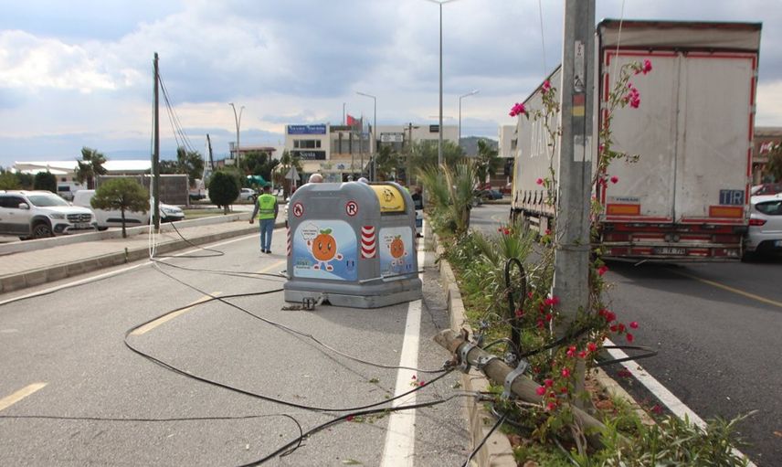 Muğla'da Seyir Halindeki Tır Önüne Geçeni Yıkıp Geçti