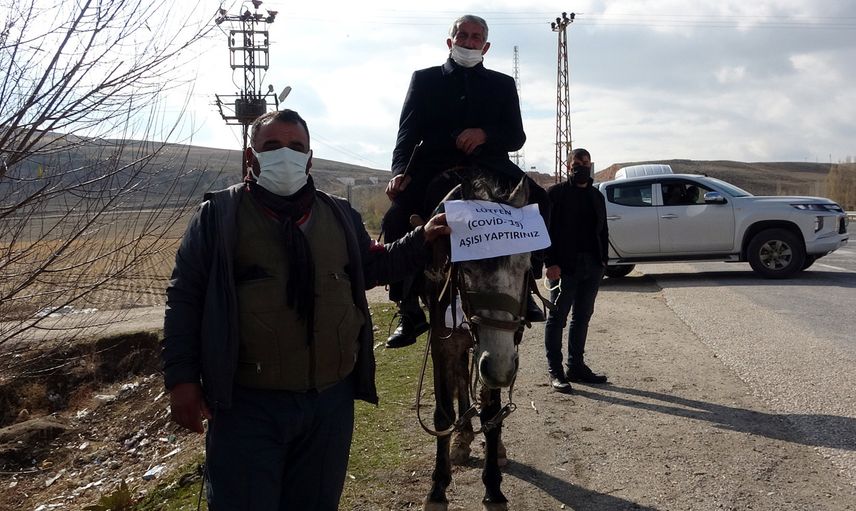 Van'da Koronavirüs Mücadelesi! Muhtar Atına Binip Çağrıda Bulundu
