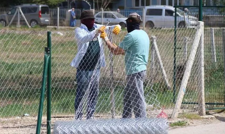 Mülk sahibiyle belediyenin anlaşmazlığı sokağı resmen ortadan ikiye böldü!