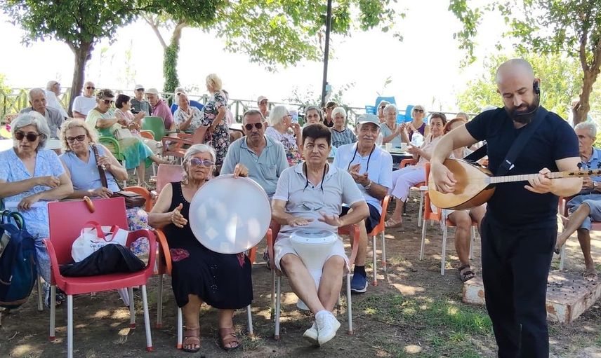 Muratpaşa’da yaşlılar türkülerle buluşuyor