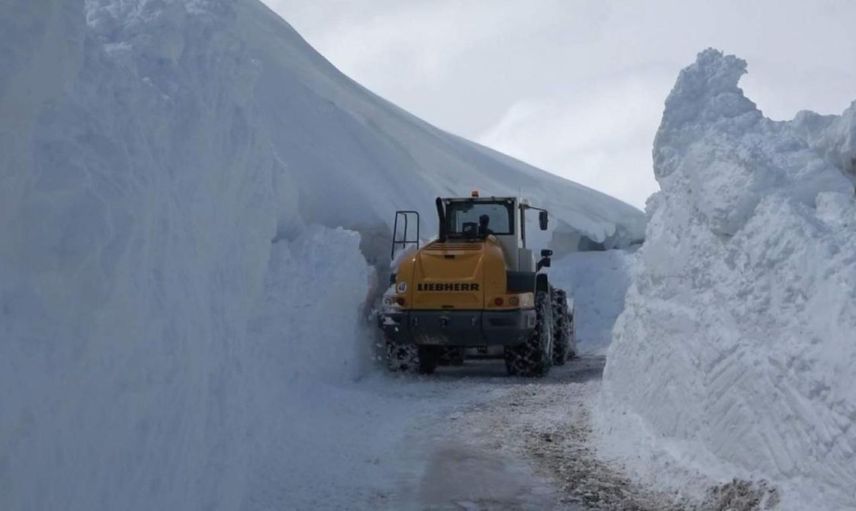 Muş’ta kar kalınlığı 4 metre oldu: Ekipler yol açma çalışmalarını sürdürüyor