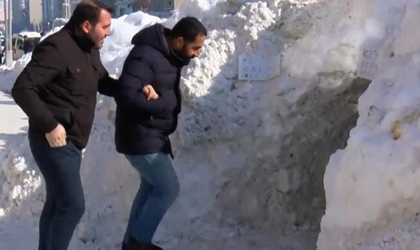 Muş'ta Yoğun Kar Yağışından Sonra Kardan Kahvehane İlgi Odağı Oldu