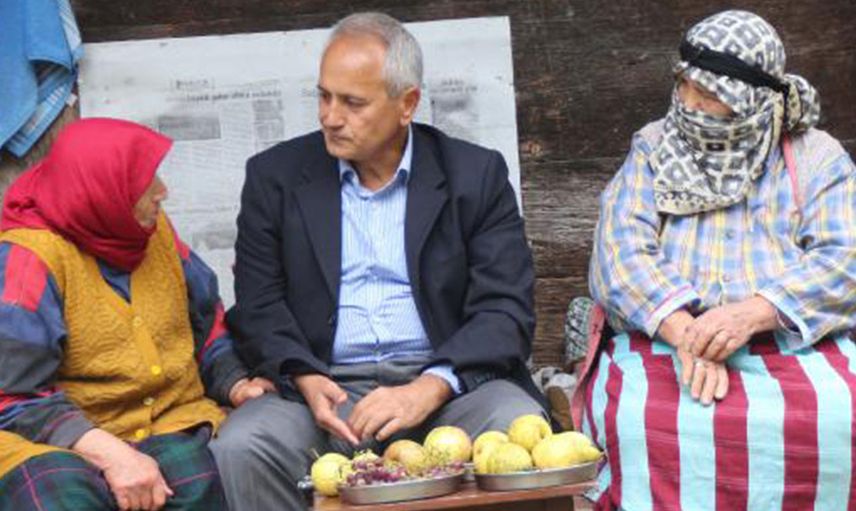 Myanmar'a Gidemeyen Büyükelçi Memleketi Rize'de Bahçe İşleri Yapıyor!