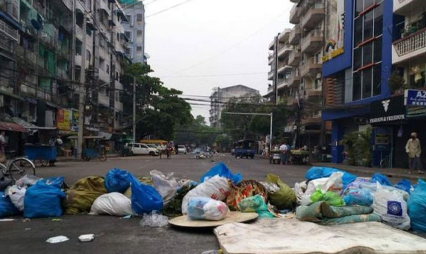 Myanmar’da Protestocular Çöp Dökme Eylemine Başladı