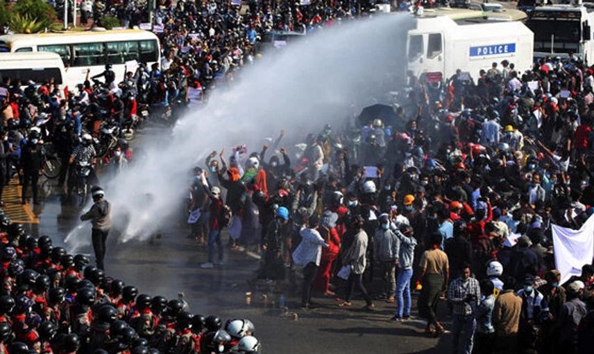 Myanmar'da Protestoculardan Askerlere Saldırı