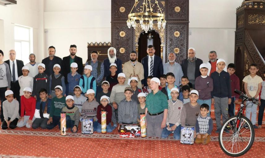 Namaza giden çocuklara ödül! Cumhuriyet ve Sözcü durumdan rahatsız oldu