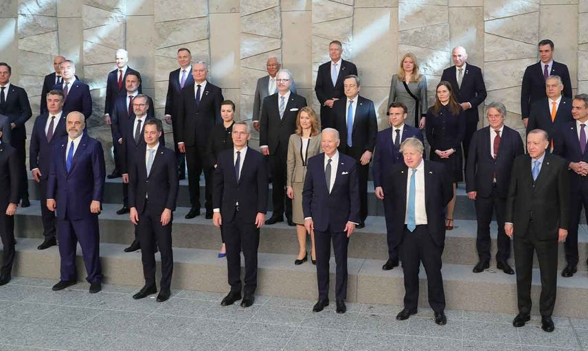 NATO Liderler Zirvesi'nde ilk temaslar: Aile fotoğrafı çekildi!