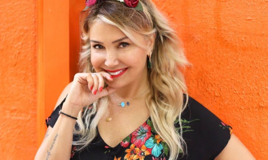 Ne yaptın Yonca Evcimik! Sahne kıyafeti beze benzetildi
