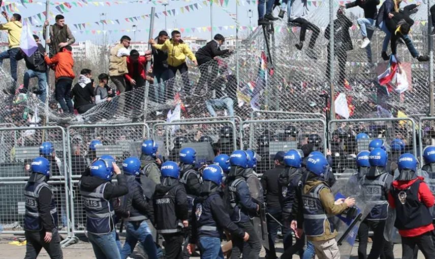 Nevruz etkinliklerinde terör örgütü sloganı atıp polise saldırdılar