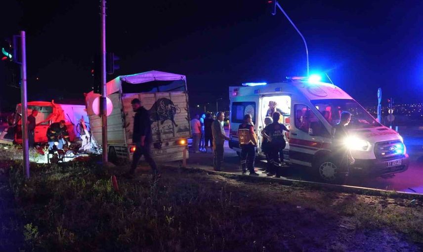 Niğde'de üç aracın karıştığı kazada 10 kişi yaralandı