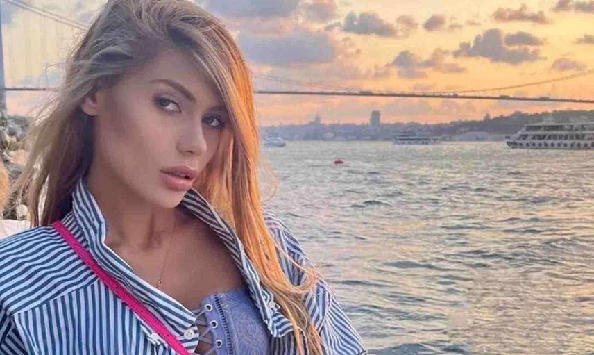 Nihal Candan çok konuşulan sosyal medya paylaşımlarına hız kesmeden devam ediyor! Göğüs dekolteli derin yırtmaçlı elbisesiyle boğaza karşı poz verdi