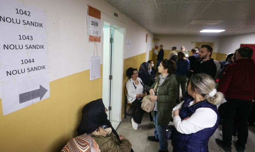 O okulda adım atacak yer yok: Oy kullanma sırası merdivenlere kadar uzadı