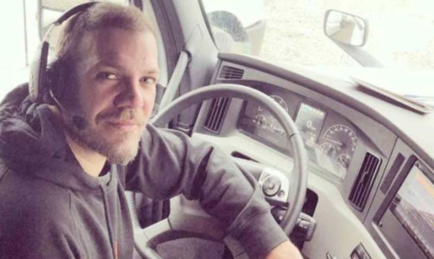 Oğlu kadar olamadı! Tolga Karel'in terk ettiği oğlu Cihangir dedesinin cenazesindeyken babası sadece paylaşım yapmakla yetindi