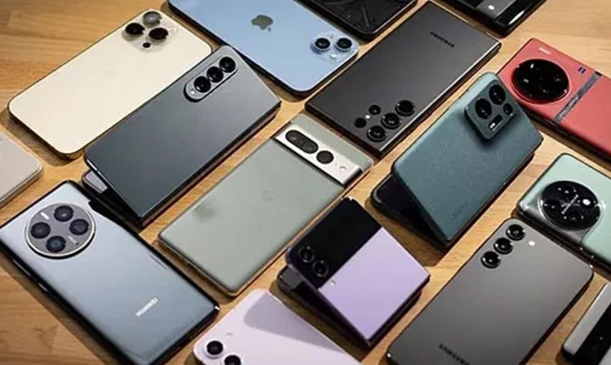 Öğrenciler merakla bekliyordu! Bakan Kacır vergisiz cep telefonları hakkında açıklama yaptı
