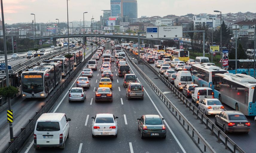 Öğrenciler yola çıktı araç kuyrukları uzadı: İstanbul’da haftanın ilk günü trafik yoğunluğu arttı