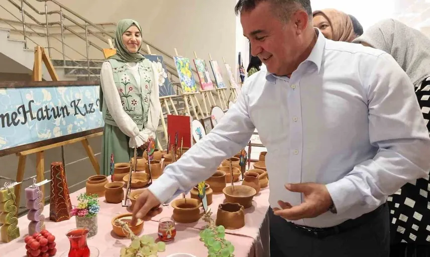 Öğrencilerin el emeği ürünleri sergide beğeni topladı