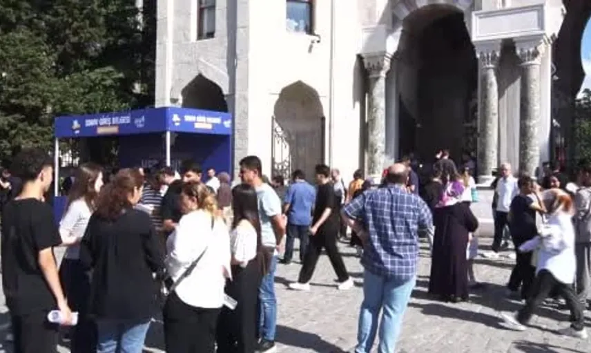 Öğrencilerin okul önlerinde YKS heyecanı