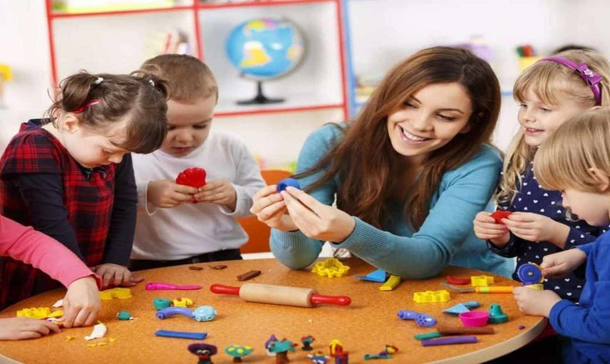 Okul öncesi öğretmeni nedir, nasıl olunur? Okul öncesi öğretmeni görevleri nelerdir, ne iş yaparlar? Okul öncesi öğretmeni olma şartları ve  Okul öncesi öğretmeni maaşları