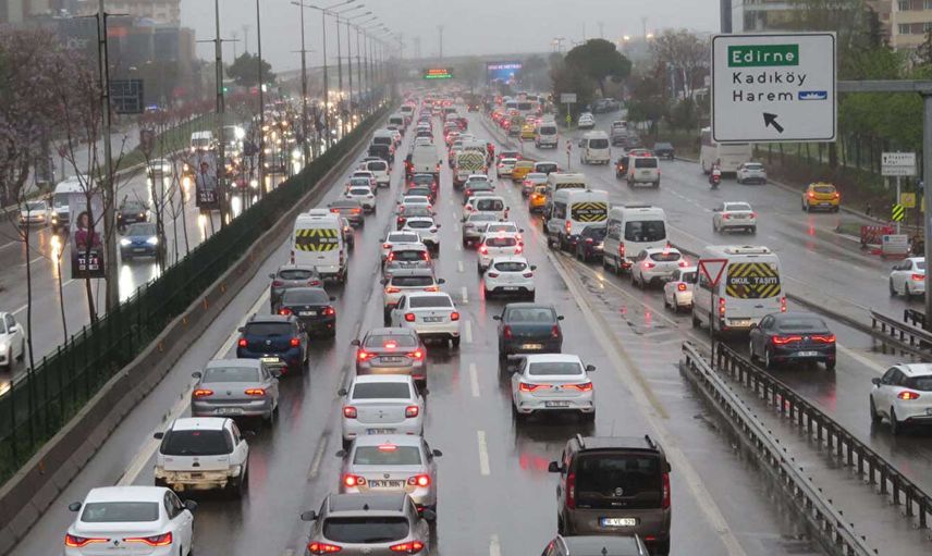Okulların açılmasıyla birlikte İstanbul'da trafik yoğunluğu arttı