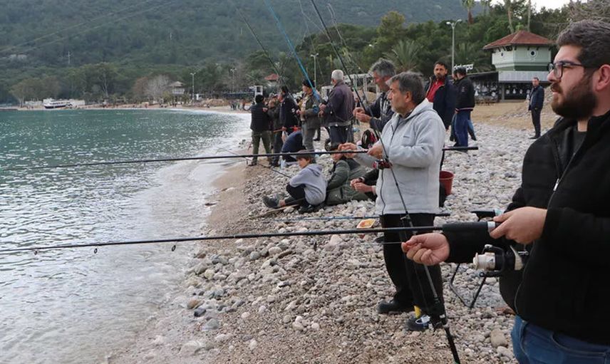 Oltasını kapan sahile koştu: Kilolarca balık yakaladılar
