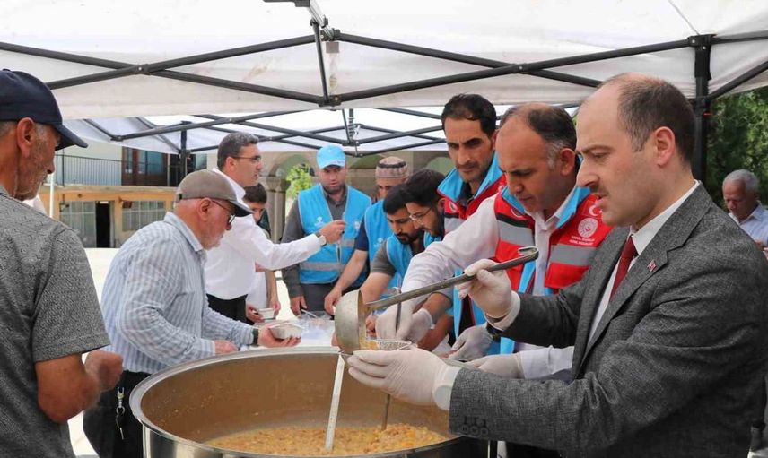 Oltu'da aşure dağıtımı programı gerçekleştirildi