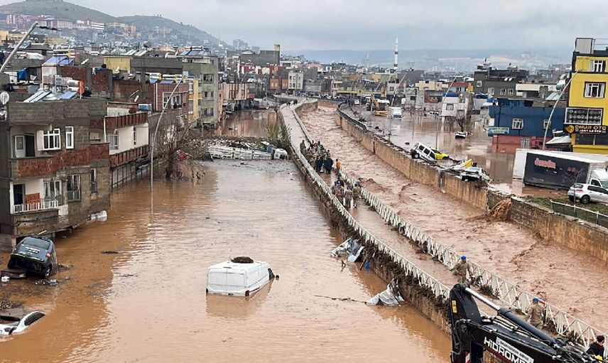 Önce deprem sonra sel vurdu: Görüntüler görenleri dehşete düşürdü