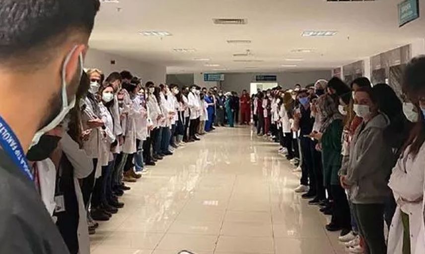 Önce doktoru darp etti, sonra hastanede tedavi oldu! Çalışanlar protesto etti