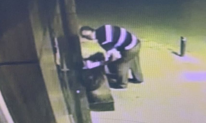 Önce tadına baktı sonra kasasıyla birlikte çaldı! O anlar kamera görüntülerine yansıdı