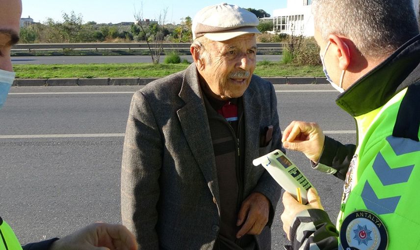 Önündeki Otomobile Çarpan 83 Yaşındaki Sürücü Polislere Zor Anlar Yaşattı