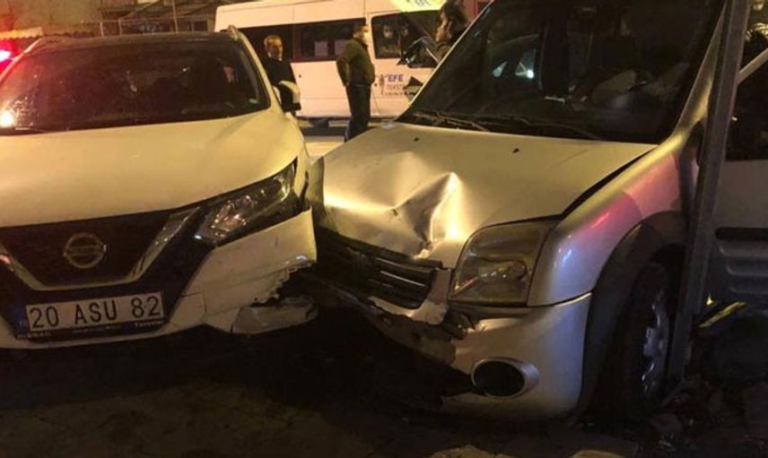 Önüne Çıkan Köpeği Ezmemek İçin Otomobillere Çarptı