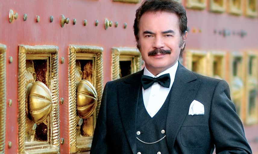 Orhan Gencebay’ın Edep Çıkışı Sonrası Hülya Avşar’ın Kalçasına Vurduğu Görüntüleri Sosyal Medyaya Damga Vurdu!
