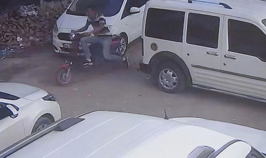 Osmaniye’de akıllara durgunluk veren hırsızlık olayı! Yardımda bulunarak motosikleti çaldılar!