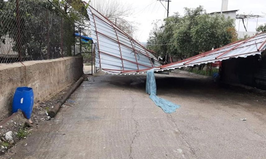 Osmaniye’de Fırtına Sebebiyle Evlerin Çatısını Uçtu