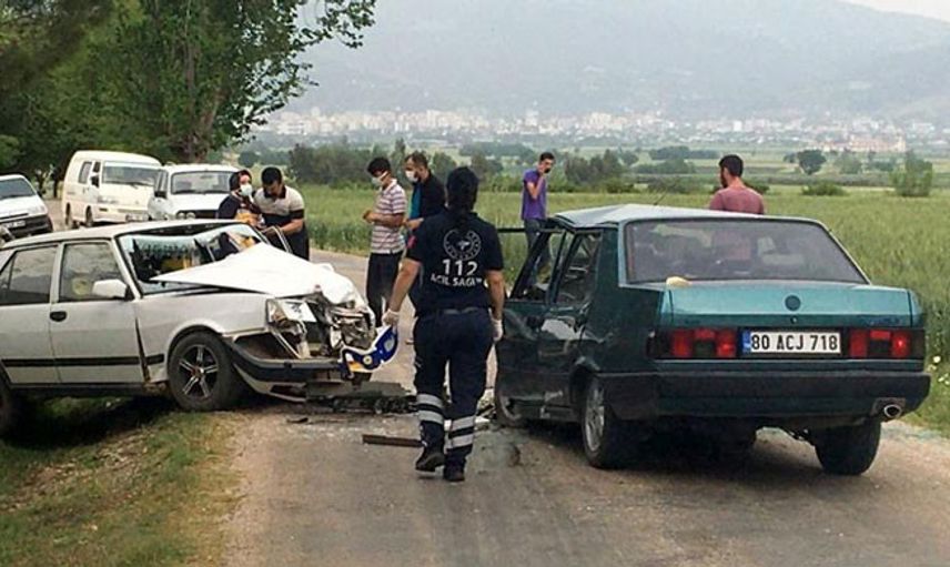 Osmaniye’de İki Araç Boş Yolda Kafa Kafaya Çarpıştı