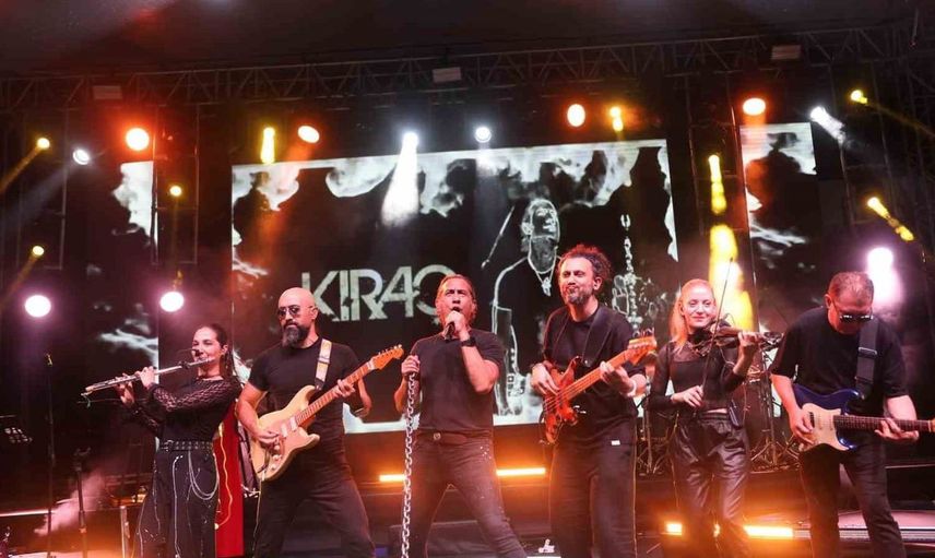 Osmaniye’de Kıraç konserine binlerce kişi akın etti