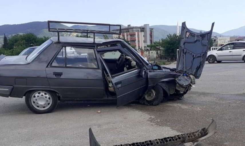 Osmaniye’de Otomobil Direğe Şiddetli Şekilde Çarptı: 2 Yaralı
