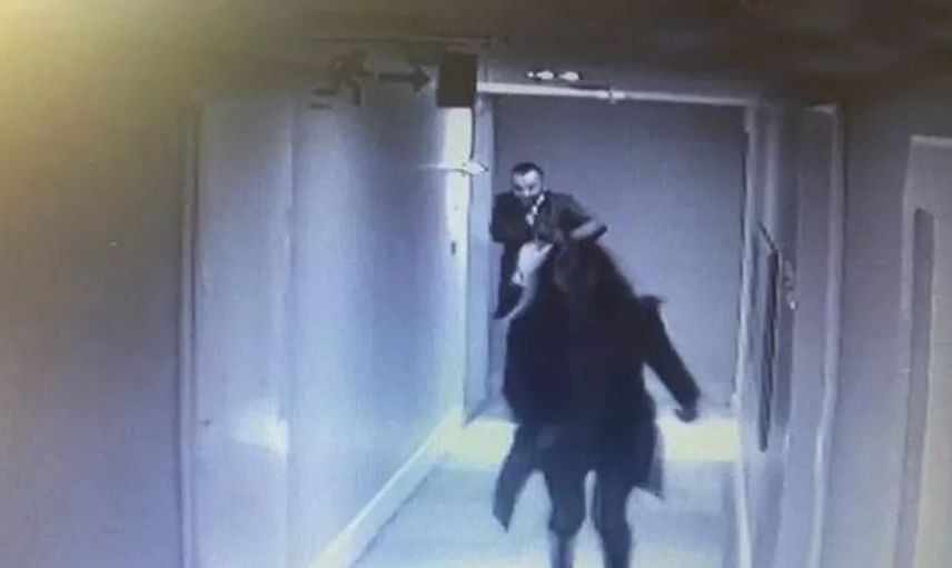 Otelin 7. katından düşerek hayatını kaybeden Ebru Cizdam'ın son görüntüleri! Otel koridorunda sürüklenerek içeriye sokuldu
