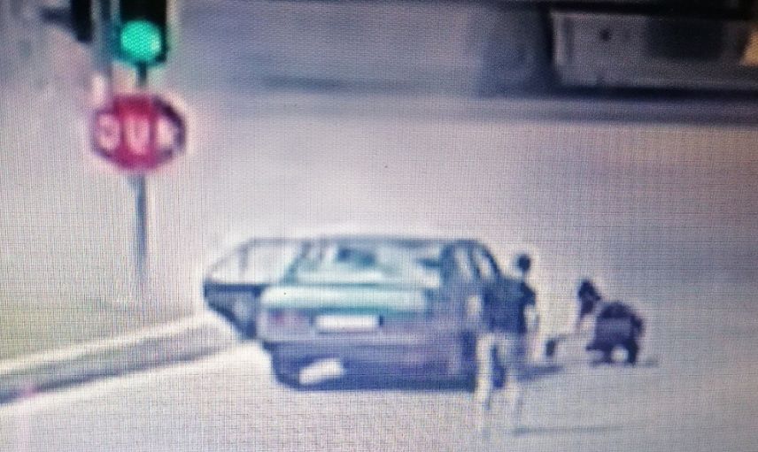 Otomobil alevler içerisinde kaldı! Otomobilin sahibi kendini yerden yere attı
